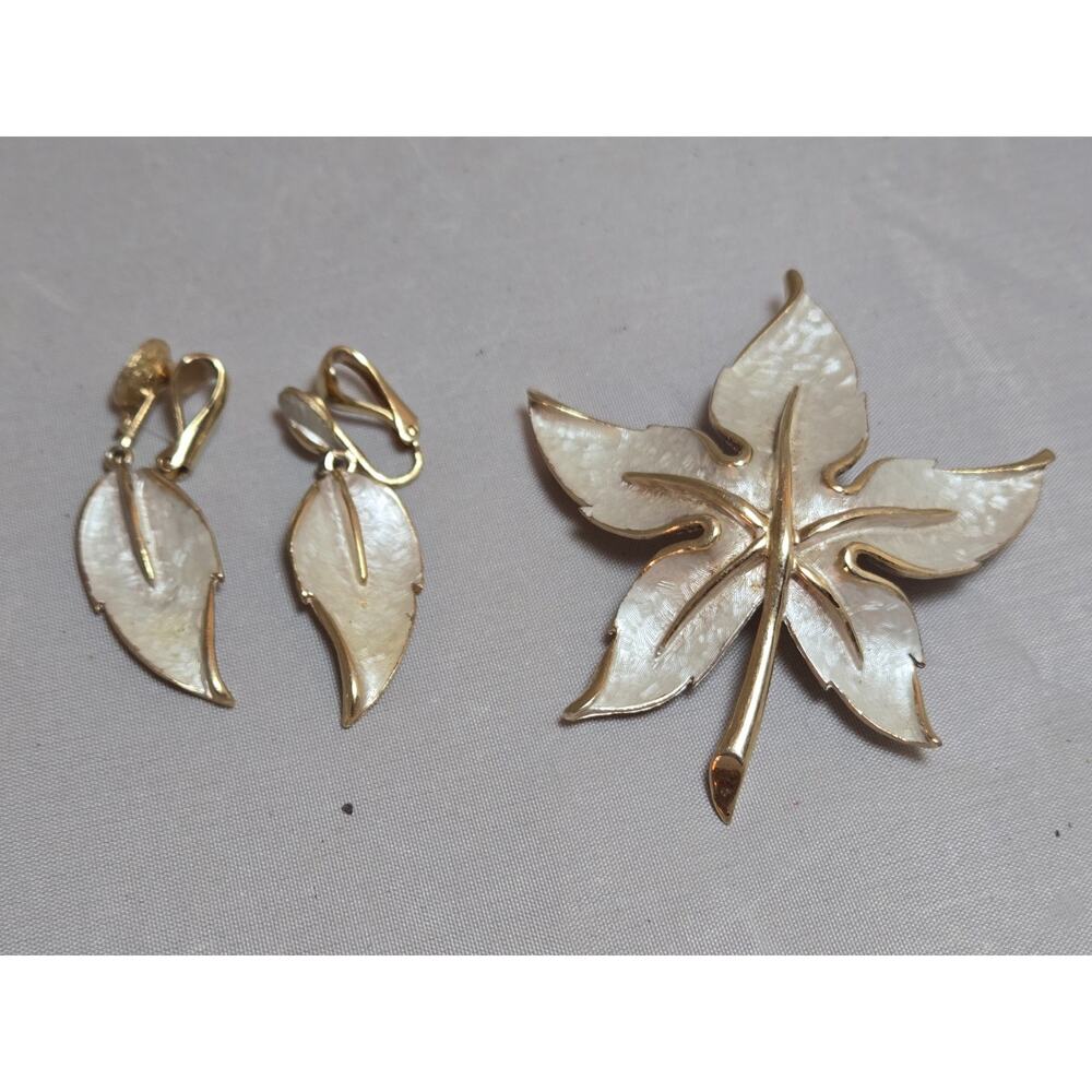 Vintage Maple Leaf Brooch and Earrings Set Gold Tone Fall Theme
